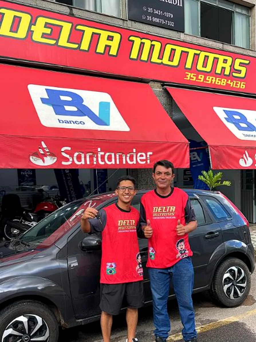 Cliente Leonardo recebendo o veículo