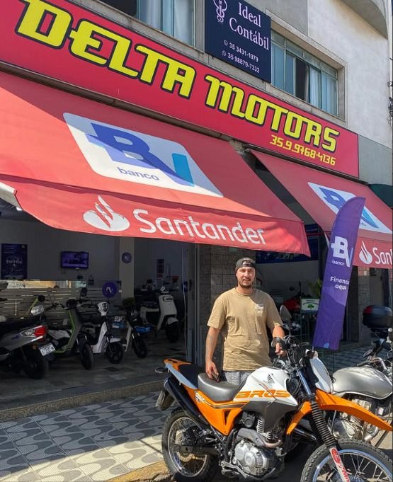 Cliente Delta Motors com o veículo novo