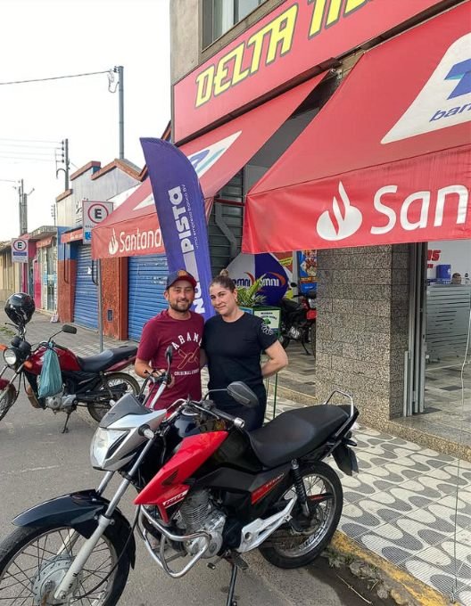 Cliente Delta Motors com o veículo novo