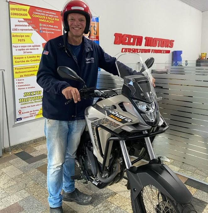 Cliente Delta Motors com o veículo novo