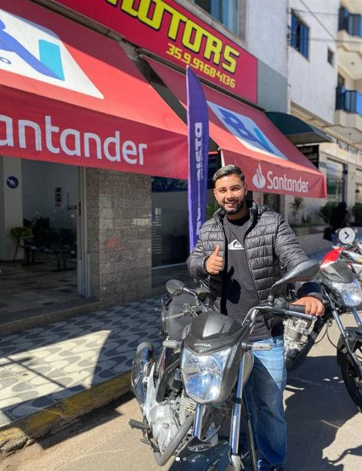 Cliente Delta Motors com o veículo novo